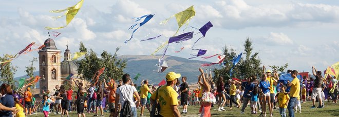 Il cielo si riempie di colori
grande festa per gli aquiloni
Piansevero vince il Trofeo