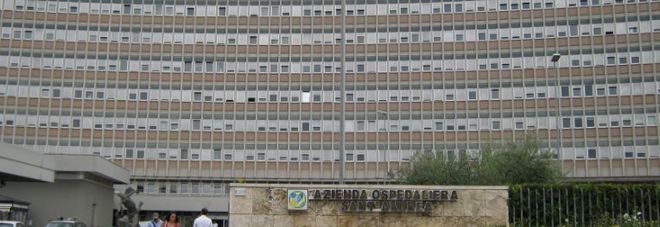 Aggredisce un medico e lo prende per il collo: «Non state curando bene mio figlio» Aggredisce un medico e lo prende per il collo: «Non state curando bene mio figlio»