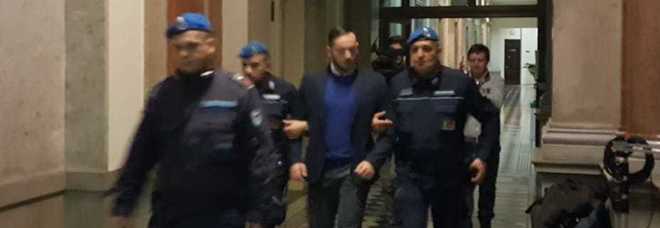 Giosuè Ruotolo torna in Aula per ascoltare la sentenza che lo condanna Giosuè Ruotolo torna in Aula per ascoltare la sentenza che lo condanna
