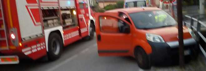 Perde il controllo dell'auto e finisce ​contro un palo: morta 54enne /Foto Perde il controllo dell'auto e finisce ​contro un palo: morta 54enne /Foto