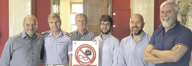 Sigarette e ambulanti
in spiaggia: i cartelli di divieto
ci sono, in arrivo le multe