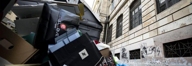 Caso rifiuti davanti a scuole, la Grillo gela Raggi: «Il Comune pulisca»