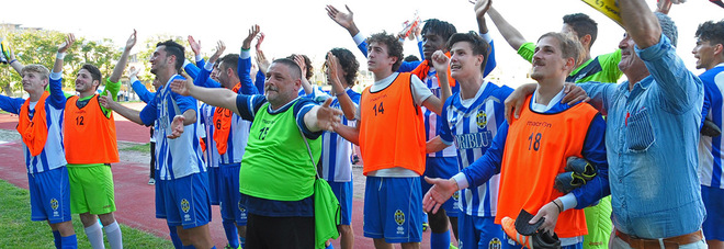 I giocatori del Porto Sant'Elpidio dopo uno spareggio per la promozione in Serie D