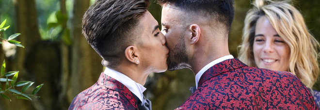 Matrimonio nel castello e 160 invitati. Marco e Christian hanno detto sì