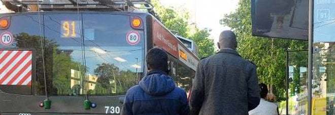 Bambina di 12 anni palpeggiata ripetutamente sul filobus: arrestato salvadoregno di 41 anni