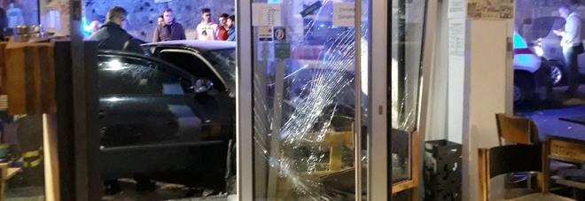 Auto sfonda la vetrata della birreria: panico tra i clienti, feriti due giovani