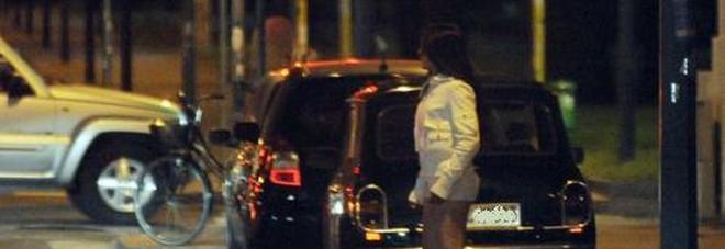 Napoli, va a prostitute e trova la moglie: lite in strada fermata dai carabinieri Napoli, va a prostitute e trova la moglie: lite in strada fermata dai carabinieri