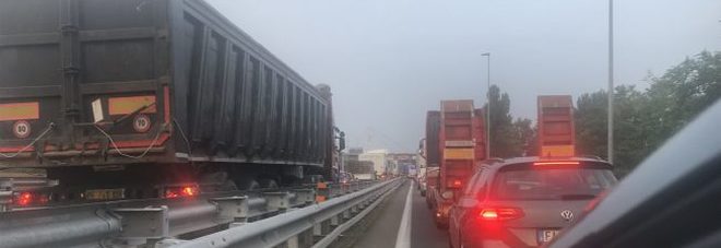 Gravissimo incidente in autostrada: bus di studenti tampona un tir, un morto Gravissimo incidente in autostrada: bus di studenti tampona un tir, un morto