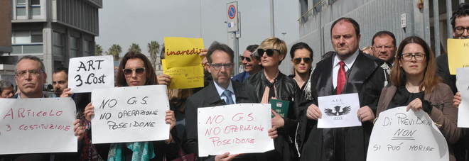 Avvocati in protesta: mezz'ora di silenzio in strada contro l'Inps Avvocati in protesta: mezz'ora di silenzio in strada contro l'Inps