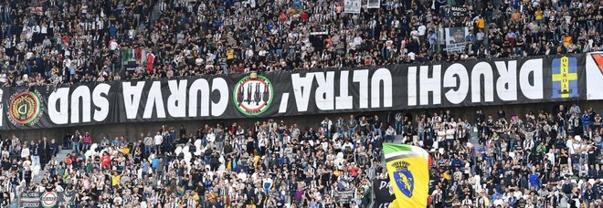 Juventus-Fiorentina, dopo la Champions striscioni al contrario per protesta