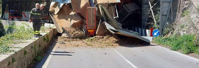 Ferentillo, un tir butta giù la tettoia paramassi. Riaperta dopo 24 ore la Statale Valnerina