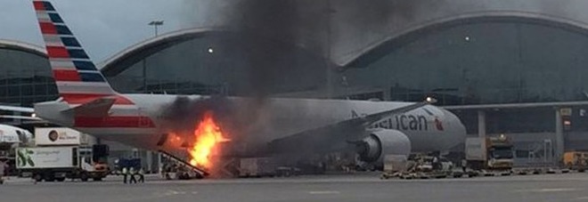 Un Boeing si incendia in aeroporto davanti ai passeggeri in partenza /Video