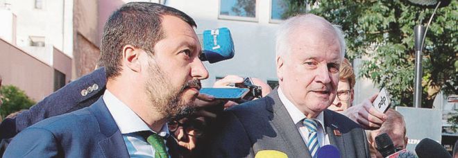 Seehofer scrive a Salvini: «Non chiudere più i porti italiani», la replica: «Assolutamente no» Seehofer scrive a Salvini: «Non chiudere più i porti italiani», la replica: «Assolutamente no»