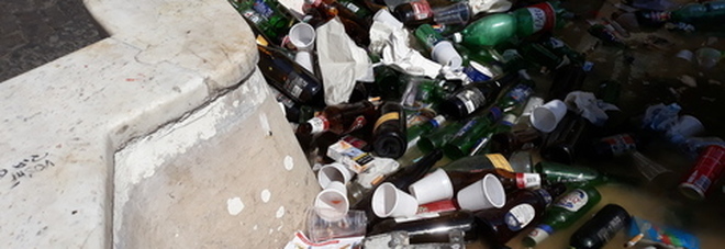 Napoli, la seicentesca fontana di
Monteoliveto diventa discarica Napoli, la seicentesca fontana di
Monteoliveto diventa discarica