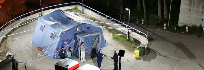 In foto la tenda pre triage Covid al Maresca In foto la tenda pre triage Covid al Maresca
