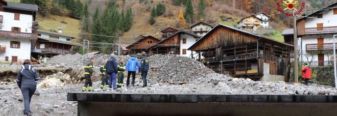 Maltempo, strage di 14mila alberi: in Veneto i tronchi intasano la diga. Borrelli: situazione apocalittica Maltempo, strage di 14mila alberi: in Veneto i tronchi intasano la diga. Borrelli: situazione apocalittica