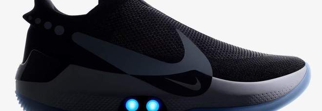 Nike inventa la scarpa connessa allo smartphone: si allaccia da sola FOTO Nike inventa la scarpa connessa allo smartphone: si allaccia da sola FOTO