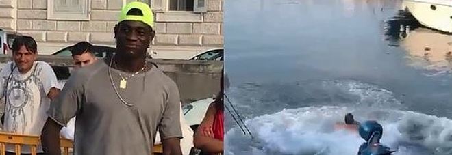 Balotelli, follia in vacanza: ««Ti do duemila euro se ti butti a mare con lo scooter»