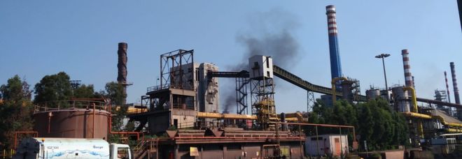 Una immagine dei fumi che si sono alzati dall'Ilva Una immagine dei fumi che si sono alzati dall'Ilva