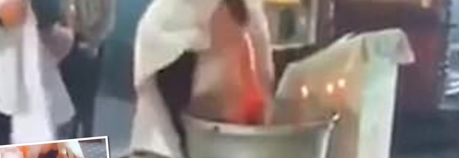 Prete immerge con violenza il bimbo nel fonte battesimale: il piccolo urla terrorizzato