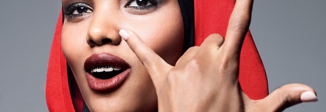 La giovane modella musulmana fa storia, sdogana il burkini e lo rende chic nel mondo