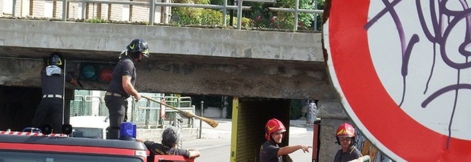 Si staccano grossi
pezzi di cemento:
paura nel sottopasso