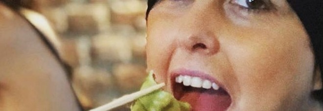 Nadia Toffa, selfie con il raviolo per rassicurare i fan: «Ridere sempre»