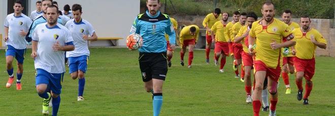 Due squadre e l'arbitro in campo prima di una partita