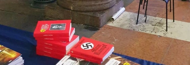 Milano, il Mein Kampf di Hitler in vendita su una bancarella in piazza del Duomo FOTO