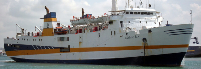 Lampedusa, bloccato traghetto di linea: il molo è occupato dal veliero Alex con i naufraghi Lampedusa, bloccato traghetto di linea: il molo è occupato dal veliero Alex con i naufraghi