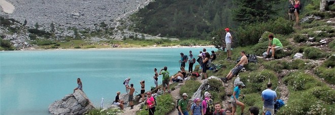 Assalto al lago Sorapiss: «C'è chi fa il bagno con i materassini e poi li abbandona. Multe? Difficile...» Assalto al lago Sorapiss: «C'è chi fa il bagno con i materassini e poi li abbandona. Multe? Difficile...»