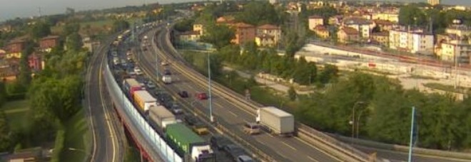 Tamponamento fra camion e 3 auto, lunghe code e caos in tangenziale Tamponamento fra camion e 3 auto, lunghe code e caos in tangenziale