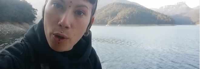 «La canna da pesca è un'arma che uccide»: la vegana delle «galline violentate» ora attacca la pesca «La canna da pesca è un'arma che uccide»: la vegana delle «galline violentate» ora attacca la pesca