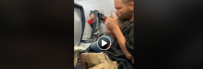 Passeggero accende una sigaretta sull'aereo come nulla fosse, la reazione dello steward VIDEO