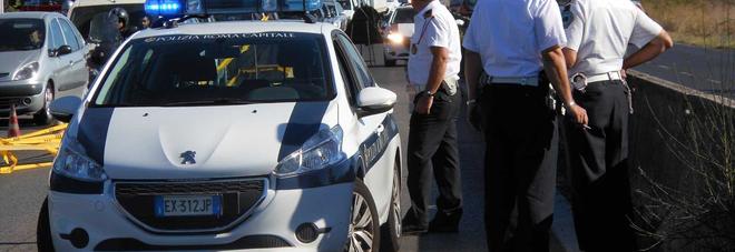 Roma, travolge i pedoni e li scaraventa su un anziano: tre in ospedale