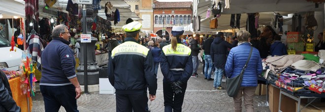 Rivoluzione al mercato: a ottobre cambiano le piazzole degli ambulanti Rivoluzione al mercato: a ottobre cambiano le piazzole degli ambulanti