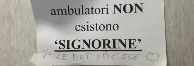 «Non siamo signorine, ma dottoresse»: il cartello di protesta all'ospedale di Frattamaggiore