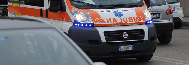 Bimbo di 4 anni cade dal balcone
mentre gioca a palla e muore Bimbo di 4 anni cade dal balcone
mentre gioca a palla e muore