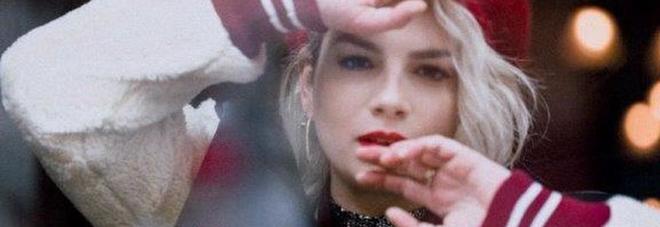 “Essere qui” di Emma conquista il Certificato d'oro: dal 2 marzo sulle radio il nuovo singolo “Effetto Domino” “Essere qui” di Emma conquista il Certificato d'oro: dal 2 marzo sulle radio il nuovo singolo “Effetto Domino”