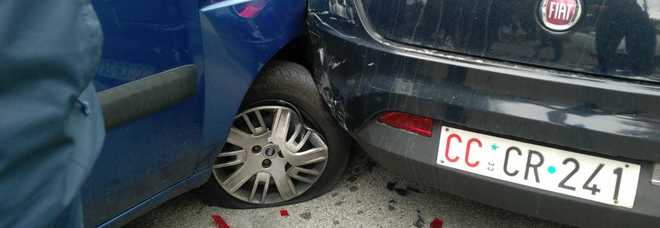Ruba un'auto della comunità: 17enne sperona i carabinieri Ruba un'auto della comunità: 17enne sperona i carabinieri