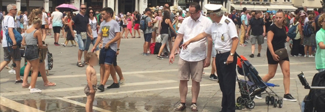 Acqua alta a San Marco, i bimbi si tuffano poi arriva il vigile e scoppia il pianto disperato Acqua alta a San Marco, i bimbi si tuffano poi arriva il vigile e scoppia il pianto disperato