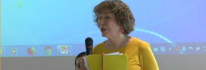 Azar Nafisi durante la master class al Suor Orsola Benincasa Azar Nafisi durante la master class al Suor Orsola Benincasa