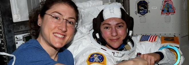 Passeggiata spaziale tutta al femminile, Jessica Meir: «Ecco il primo selfie con la tuta»