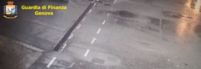 Genova, così si è sbriciolato il Ponte Morandi. Impressionanti immagini nel nuovo filmato della Finanza Genova, così si è sbriciolato il Ponte Morandi. Impressionanti immagini nel nuovo filmato della Finanza