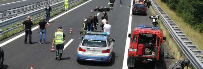 Schianto fra auto, camper e moto sul raccordo: centauro è gravissimo Schianto fra auto, camper e moto sul raccordo: centauro è gravissimo