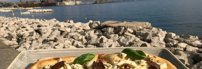 La pizza è una cartolina di Napoli La pizza è una cartolina di Napoli