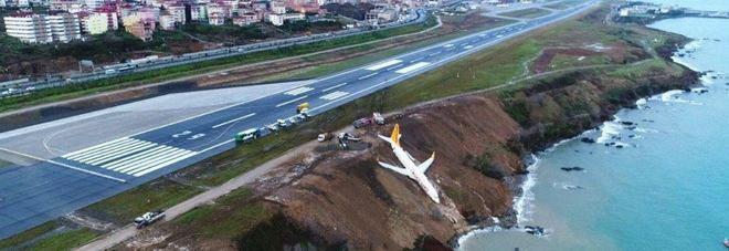 Turchia, aereo fallisce l'atterraggio e finisce fuoripista: terrore tra i passeggeri a Trebisonda Turchia, aereo fallisce l'atterraggio e finisce fuoripista: terrore tra i passeggeri a Trebisonda