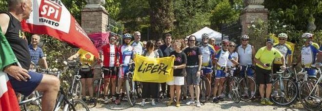 Tutti in bicicletta nella villa confiscata all'ex doge Galan Tutti in bicicletta nella villa confiscata all'ex doge Galan