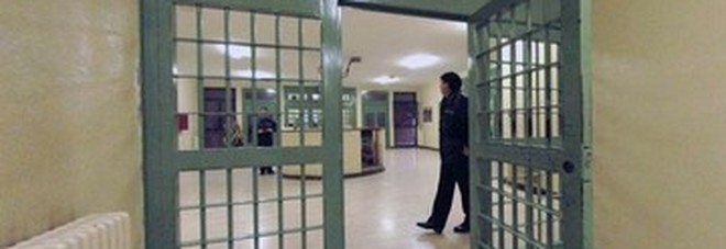 Pacchi ai detenuti in cambio di soldi, arrestati due agenti penitenziari Pacchi ai detenuti in cambio di soldi, arrestati due agenti penitenziari