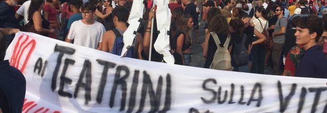 Diciotti, in centinaia a manifestazione contro Salvini per lo sbarco dei migranti Diciotti, in centinaia a manifestazione contro Salvini per lo sbarco dei migranti